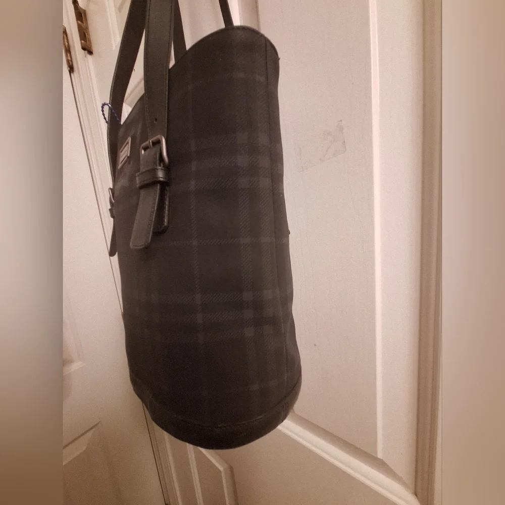 BURBERRY Bag London Bucket Bag Purse Black and Navy - Picture 5 of 14